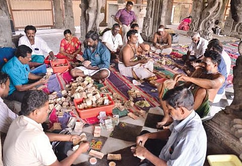 திருநெல்வேலி நெல்லையப்பர் காந்திமதியம்மன் கோயில் உண்டியல் காணிக்கை எண்ணும் பணி நேற்று மேற்கொள்ளப்பட்டது. படம்: மு. லெட்சுமி அருண்