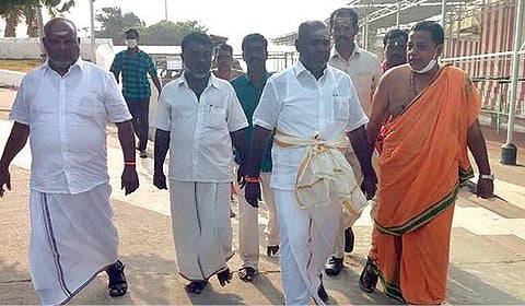 திருச்செந்தூர் சுப்பிரமணிய சுவாமி கோயிலில் தரிசனம் செய்துவிட்டு வெளியே வந்த அமைச்சர் ஆர்.பி.உதயகுமார்.