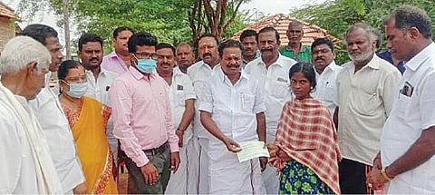 காளையார்கோவில் அருகே பாப்பான் கண்மாயில் குளத்தில் மூழ்கி இறந்த குழந்தைகளின் குடும்பத்துக்கு நிதியுதவி வழங்கிய அமைச்சர் ஜி. பாஸ்கரன்.