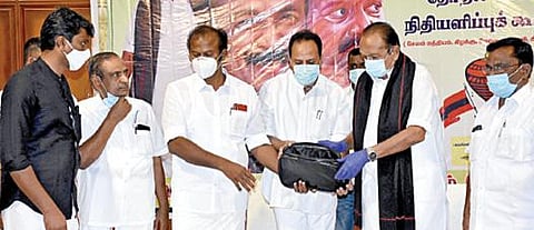 சேலத்தில் நடந்த கூட்டத்தில் சேலம் மண்டல மதிமுக சார்பில் நிர்வாகிகள் வழங்கிய தேர்தல் நிதியை மதிமுக பொதுச் செயலாளர் வைகோ பெற்றுக்கொண்டார்.