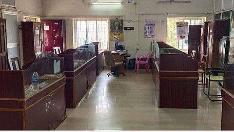 வருவாய்த்துறையினர் போராட்டத்தால் வெறிச்சோடி கிடந்த சிவகங்கை வட்டாட்சியர் அலுவலகம்.