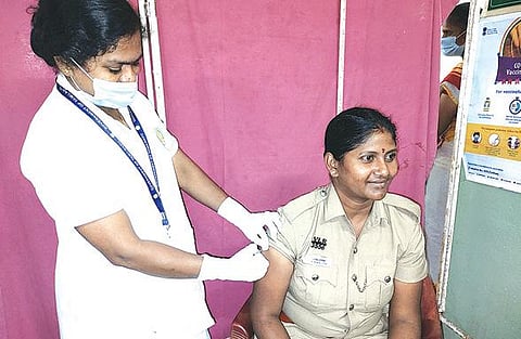 வேலூர் பென்ட்லெண்ட் அரசு மருத்துவமனையில் நேற்று காவலர் பயிற்சி பள்ளி காவல் துறையினருக்கு கரோனா தடுப்பூசி போடப்பட்டது. படம்:வி.எம்.மணிநாதன்.