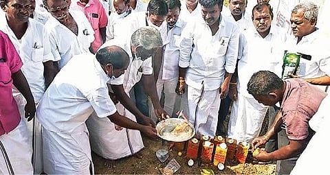 செய்யாறு அடுத்த வெம்பாக்கம் அரசு பெண்கள் மேல்நிலை பள்ளிக்கு ரூ.4 லட்சத்தில் நுழைவு வாயில் அமைக்க அடிக்கல் நாட்டிய எம்எல்ஏ தூசி கே.மோகன்.