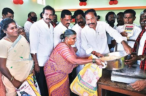 வேலூர் சட்டப்பேரவை உறுப்பினர் தொகுதி மேம்பாட்டு நிதியின் கீழ், தொரப்பாடி பகுதியில் ரூ.10 லட்சம் மதிப்பீட்டில் கட்டப்பட்ட ரேஷன் கடையை எம்எல்ஏ கார்த்திகேயன் நேற்று திறந்துவைத்து, பொதுமக்களுக்கு ரேஷன் பொருட்களை வழங்கினார். படம்:வி.எம்.மணிநாதன்.