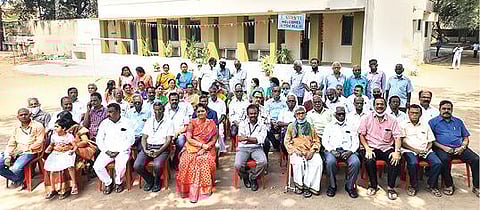 வேலூர் வெங்கடேஸ்வரா மேல்நிலை பள்ளியில் கடந்த 50 ஆண்டுகளுக்கு முன்பு படித்த முன்னாள் மாணவர்களின் சந்திப்பு நிகழ்ச்சி நேற்று நடைபெற்றது. பின்னர், அனைவரும் குழு புகைப்படம் எடுத்துக்கொண்டனர்.படம்:வி.எம்.மணிநாதன்.