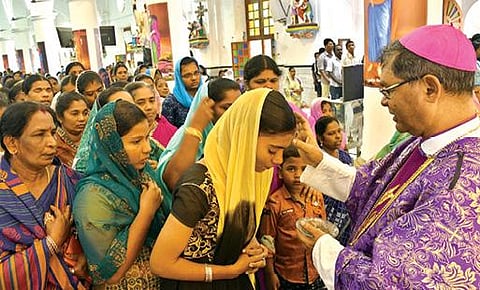 பாளையங்கோட்டையில் தூய சவேரியார் பேராலயத்தில் சாம்பல் புதன் சிறப்பு திருப்பலியை மறைமாவட்ட ஆயர் அந்தோனிசாமி நிறைவேற்றினார். இத்திருப்பலியில் பங்கேற்ற கிறிஸ்தவர்களின் நெற்றியில் சாம்பலால் திருச்சிலுவை அடையாளம் இடப்பட்டது. (அடுத்த படம்) தூத்துக்குடி திரு இருதயங்கள் பேராலயத்தில் நடைபெற்ற சாம்பல் புதன் சிறப்பு வழிபாட்டில் இறைமக்கள் நெற்றியில் சாம்பலை கொண்டு சிலுவை அடையாளமிடும் ஆயர் ஸ்டீபன் ஆண்டகை. படங்கள்: மு.லெட்சுமி அருண், என்.ராஜேஷ்