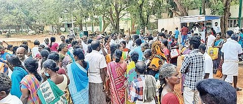 சிவகங்கையில் சமூகநலத் துறை அலுவலகத்தை முற்றுகையிட்டுப் போராட்டம் நடத்திய பெண்கள்.