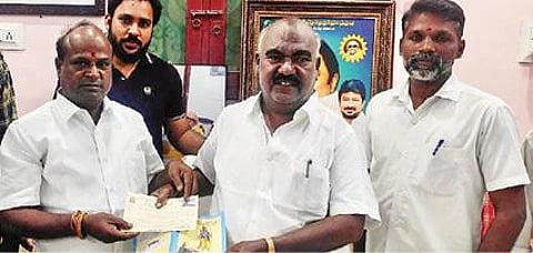 அயோத்தியில் ராமர் கோயில் கட்ட விழுப்புரம் மாவட்ட பாஜக தலைவர் கலிவரதனிடம் நிதி அளிக்கும் செஞ்சி எம்எல்ஏ மஸ்தான்.