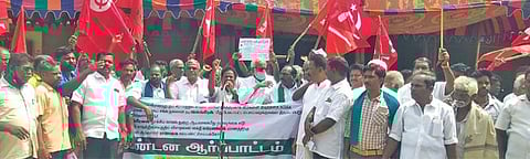 காட்டுமன்னார்கோவிலில் விவசாயிகள் சங்கம் சார்பில் ஆர்ப்பாட்டம் நடைபெற்றது.