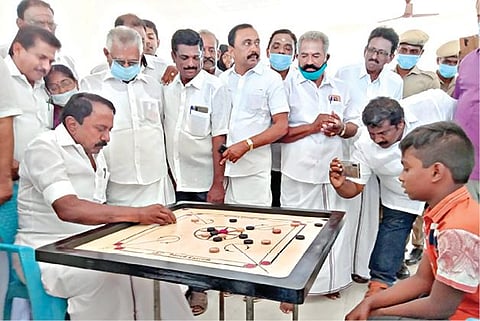 கோபியில் உள்விளையாட்டரங்கத்தை தொடங்கி வைத்த அமைச்சர் செங்கோட்டையன், கேரம் விளையாடி வீரர்களை உற்சாகப்படுத்தினார்.