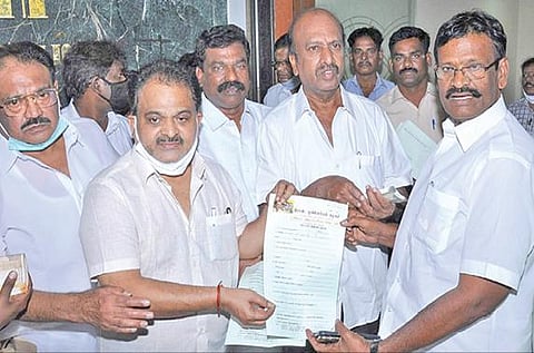 தமிழக சட்டப்பேரவைத் தேர்தலில் திமுக சார்பில் போட்டியிடுவதற்கான விருப்ப மனுவை தலைமை நிலையச் செயலாளர் பூச்சி முருகனிடம் இருந்து நேற்று பெற்றுக் கொண்ட ஆவடி நகர மன்ற முன்னாள் தலைவர் நாசர். படம்: ம.பிரபு