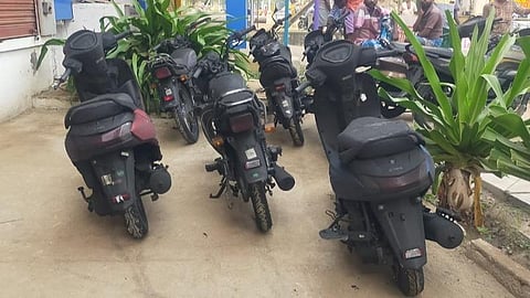 சங்கரன்கோவிலில் பைக் விற்பனை மையத்தில் தீ விபத்து: பல லட்சம் மதிப்பிலான பைக்குகள் மற்றும் பொருட்கள் எரிந்து நாசம்