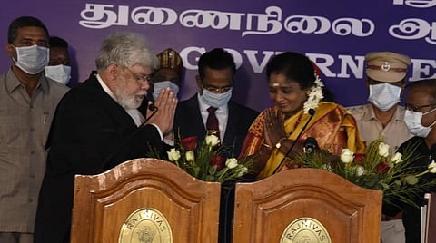 துணைநிலை ஆளுநராக பொறுப்பு ஏற்கும் தமிழிசை. சென்னை உயர் நீதிமன்ற தலைமை நீதிபதி சஞ்சீவ் பானர்ஜி பதவிப் பிரமாணம் செய்து வைத்தார். படம்: எம். சாம்ராஜ்