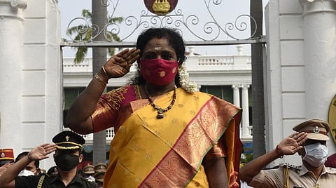 காவல்துறை மரியாதையை ஏற்றுக்கொண்ட தமிழிசை. | படம்: எம். சாம்ராஜ்.