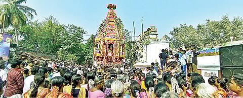 வெம்பாக்கம் அடுத்த புதுப்பாளையம் கிராமத்தில் உள்ள அகத்தீஸ்வரர் கோயிலில் நேற்று புதிய தேர் வெள்ளோட்டம் நடைபெற்றது.