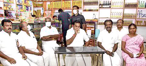 தேர்தல் பிரச்சாரத்துக்காக முதல்வர் பழனிசாமி தென்காசிக்கு செல்லும் வழியில், மகிழ்வண்ணாதபுரம் சாலையோர டீக்கடையில் டீ அருந்தினார். உடன், அமைச்சர்கள் ஆர்.பி.உதயகுமார், வி.எம்.ராஜலெட்சுமி, அதிமுக மாவட்டச் செயலாளர்கள் கணேசராஜா, எம்எல்ஏ செல்வமோகன் தாஸ்.