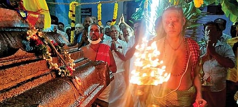 தென்காசி காசி விஸ்வநாதர் கோயிலில் மாசி மகம் பெருவிழா கொடியேற்றத்துடன் தொடங்கியது.