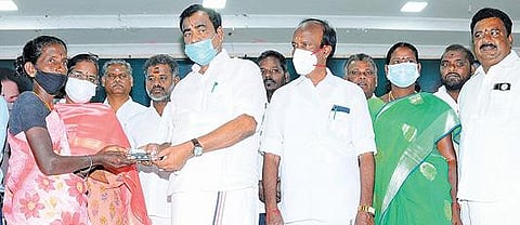 அரியலூரில் நடைபெற்ற நிகழ்ச்சியில் பயனாளி ஒருவருக்கு தாலிக்கு தங்கத்தை வழங்குகிறார் அரசு தலைமைக் கொறடா தாமரை எஸ்.ராஜேந்திரன். உடன் ஆட்சியர் த.ரத்னா, ஜெயங்கொண்டம் எம்எல்ஏ ஜெ.கே.என்.ராமஜெயலிங்கம்.