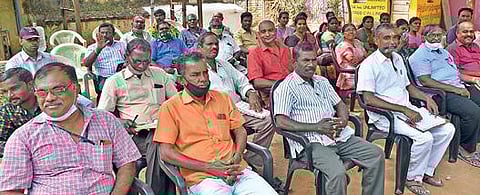 பல்வேறு கோரிக்கைகளை வலியுறுத்தி தூத்துக்குடியில் பிஎஸ்என்எல் ஊழியர்கள் உண்ணாவிரத போராட்டம் நடத்தினர். படம்: என்.ராஜேஷ்