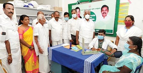 வேப்பனப்பள்ளி ஒன்றியம் ஆவல்நத்தம் கிராமத்தில் அம்மா மினி கிளினிக்கை மாநிலங்களவை உறுப்பினர் கே.பி.முனுசாமி தொடங்கி வைத்தார்.