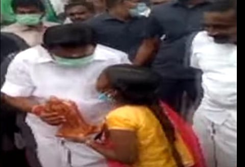 முருகன் சிலையைப் பரிசளித்த சிறுமி: புன்சிரிப்புடன் ஏற்றுக்கொண்ட முதல்வர்