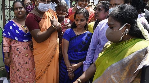அங்கன்வாடி வெளியே கழிவுநீர் கால்வாய் மேற்பகுதி உடைந்ததை காண்பித்து அதை சரிசெய்யுமாறு அதிகாரிகளுக்கு உத்தரவிடும் தமிழிசை. படம்: எம்.சாம்ராஜ்