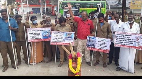 கலைஞர் அறிவாலயம் அருகே காஸ் சிலிண்டருக்கு அஞ்சலி செலுத்தி ஆர்ப்பாட்டத்தில் ஈடுபட்ட மார்க்சிஸ்ட் கம்யூனிஸ்ட் கட்சியினர் | படம்: ஜி.ஞானவேல்முருகன்.