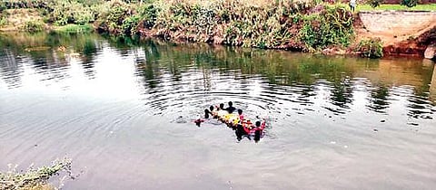 திருப்பத்தூர் அருகே தடுப்பணையில் கழுத்தளவு தண்ணீரில் உயிரிழந்த நபரின் உடலை எடுத்துச்சென்ற பொதுமக்கள்.