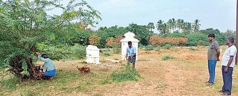 சிவகளை பரம்பு பகுதியில் 2-ம் கட்ட அகழாய்வுப் பணி நடைபெறவுள்ள இடத்தை சுத்தம் செய்யும் பணியில் ஈடுபட்டுள்ள தொழிலாளர்கள்.