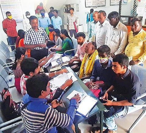 விழுப்புரம் வேலை வாய்ப்பு அலுவலகத்தில் நடைபெற்ற தனியார் வேலை வாய்ப்பு முகாமில் பெற்றோருடன் பங்கேற்ற இளையோர்.