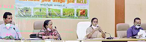 காஞ்சிபுரத்தில் நடைபெற்ற விவசாயிகள் குறைதீர் கூட்டத்தில் பேசுகிறார் மாவட்ட ஆட்சியர் மகேஸ்வரி.