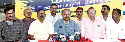 தென்னிந்திய புத்தக விற்பனையாளர் மற்றும் பதிப்பாளர் சங்கம் சார்பில் நடைபெற உள்ள 44-வது சென்னை புத்தகக் காட்சி குறித்த பத்திரிகையாளர் சந்திப்பு சென்னையில் நேற்று நடைபெற்றது. இதில், அச்சங்கத்தின் தலைவர் சண்முகம், துணைத் தலைவர்கள் ஒளிவண்ணன், நாகராஜன், செயலாளர் சண்முகம், பொருளாளர் கோமதி நாயகம் உள்ளிட்டோர் கலந்து கொண்டனர். படம்: க.ஸ்ரீபரத்