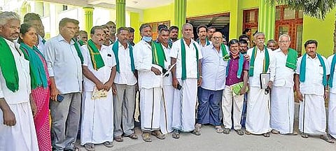 கிருஷ்ணகிரி மாவட்ட ஆட்சியர் அலுவலகத்தில் மனு கொடுக்க வந்த தமிழக விவசாயிகள் சங்கத்தினர்.