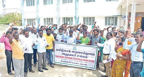 கிருஷ்ணகிரி வட்டாட்சியர் அலுவலகம் எதிரே ஆர்ப்பாட்டத்தில் ஈடுபட்ட தமிழ்நாடு வருவாய்த்துறை அலுவலர்கள்.