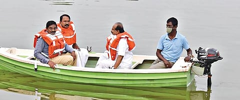 கோபியை அடுத்த இந்திராநகர் குளத்தில் படகுசவாரியைத் தொடங்கி வைத்த அமைச்சர்கள் செங்கோட்டையன், கருப்பணன் மற்றும் மாவட்ட ஆட்சியர் சி.கதிரவன் ஆகியோர் படகில் உலா வந்தனர்.