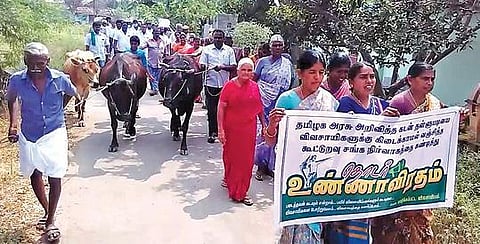 நடுவச்சேரி தொடக்க வேளாண் கூட்டுறவு சங்க பயிர்க்கடன் தள்ளுபடி சலுகையை இழந்த விவசாயிகள் உண்ணாவிரதம்
