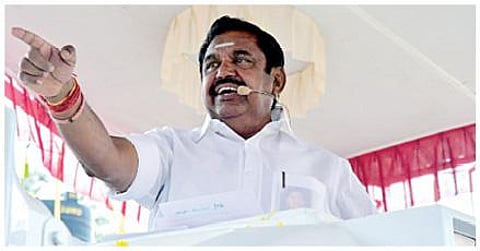 தென்காசி மாவட்டம் கடையநல்லூரில் முதல்வரின் பிரச்சாரத்தில் திரண்டிருந்த மக்கள் கூட்டம். (உள்படம்) வேனில் இருந்தபடி கூட்டத்தில் உரையாற்றுகிறார் முதல்வர் பழனிசாமி.