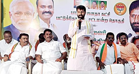 பட்டுக்கோட்டையில் நடைபெற்ற பாஜக நிர்வாகிகள் ஆலோசனைக் கூட்டத்தில் அக்கட்சியின் தேசிய பொதுச் செயலாளர் சி.டி.ரவி கலந்துகொண்டு பேசினார்.