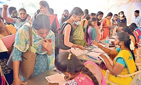 பாளையங்கோட்டை தூய யோவான் கல்லூரியில் நடைபெற்ற வேலைவாய்ப்பு முகாமில் திரளான மாணவ, மாணவியர் பங்கேற்றனர்.