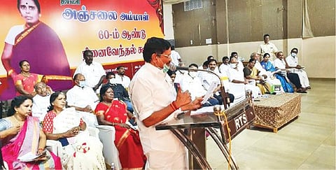 சுதந்திர போராட்டத் தியாகி அஞ்சலை அம்மாளின் 60-வது ஆண்டு நினைவேந்தல் கூட்டத்தில், அஞ்சலை அம்மாளின் தியாகத்தை விளக்கிப் பேசுகிறார் அமைச்சர் எம்.சி.சம்பத்.