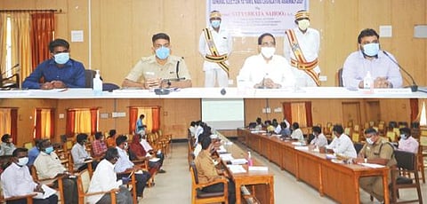 கடலூரில் சட்டமன்ற பொதுத்தேர்தல் முன்னேற்பாடு பணிகள் குறித்து தலைமைத் தேர்தல் அதிகாரி சத்யபிரத சாகு தலைமையில் ஆய்வுக்கூட்டம் நடைபெற்றது.