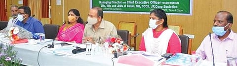 கடலூரில் சுய உதவிக் குழுவினருக்கான வங்கிக்கடன் இணைப்பு தொடர்பான வங்கியாளர்கள் ஆய்வு கூட்டம் நடைபெற்றது.