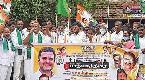 விழுப்புரம் ரயிலடி அருகே மத்திய அரசைக் கண்டித்து காங்கிரஸ் கட்சி சார்பில் ஆர்ப்பாட்டம் நடைபெற்றது.