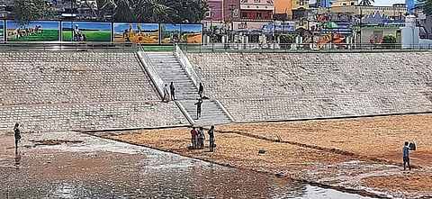 விழுப்புரம் பூந்தோட்டக் குளத்தைச் சுற்றி அமைக்கப்பட்டுள்ள சிறார் பூங்கா.