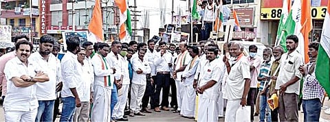 பெட்ரோல், டீசல் விலை உயர்வைக் கண்டித்து, மத்திய அரசுக்கு எதிராக போராட்டத்தில் ஈடுபட்ட காங்கிரஸ் கட்சியினர்.