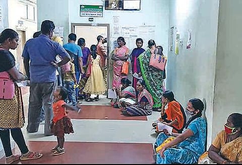 திருப்பூர் ஆட்சியர் அலுவலகத்தில் செயல்படும் இ-சேவை மையத்தில் இருக்கை குறைபாடு