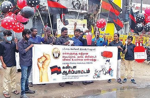 பெட்ரோல் விலை உயர்வை கண்டித்து திருப்பூரில் தபெதிக நூதன ஆர்ப்பாட்டம்