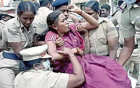 கரூர் எம்பி ஜோதிமணியை கைது செய்து தூக்கிச் செல்லும் போலீஸார்.