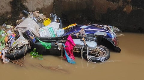 வெள்ளத்தில் அடித்துச் செல்லப்பட்டு மீட்கப்பட்ட இருசக்கர வாகனம்.