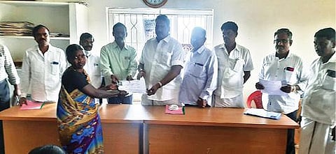 ஜமுனாமரத்தூர் வட்டாட்சியர் அலுவலகத்தில் நடைபெற்ற நிகழ்ச்சியில் பெண் ஒருவருக்கு இலவச வீட்டுமனை பட்டா வழங்கிய எம்எல்ஏ பன்னீர்செல்வம்.